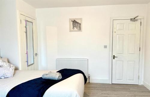 Briton Ferry Apartment | Cosy Modern 2 Bedroom Apartment - Neath Road Port Talbot Near Briton Ferry Train Station
