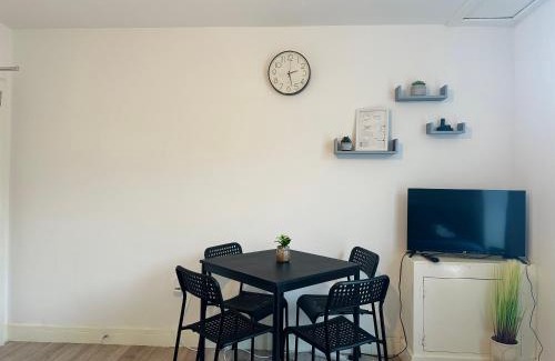 Briton Ferry Apartment | Cosy Modern 2 Bedroom Apartment - Neath Road Port Talbot Near Briton Ferry Train Station