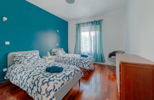 Creil Apartment | Cosy Modern Apartment - 1 minute walk from train station
