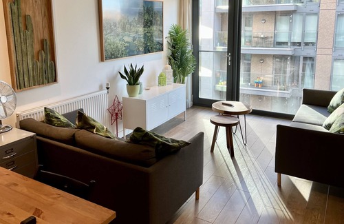 Tottenham Hale Apartment | Cosy Modern Apartment Near Tube, Parks & Lakes