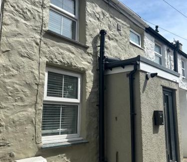 Bangor House | Cosy modern miners cottage