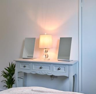 Leeds House | Cosy Nook - 3 Bedroom Retreat with Private Garden, Parking and Media Wall