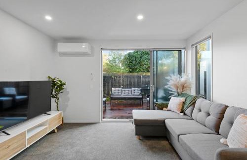 Linwood Apartment | Cosy Oasis Close To CBD