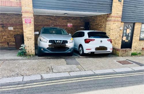 Chatham Apartment | Cosy one bedroom apartment in Chatham town centre, Medway - Free parking