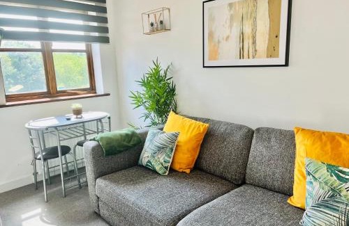Chatham Apartment | Cosy one bedroom apartment in Chatham town centre, Medway - Free parking