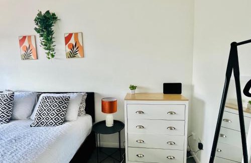 Chatham Apartment | Cosy one bedroom apartment in Chatham town centre, Medway - Free parking