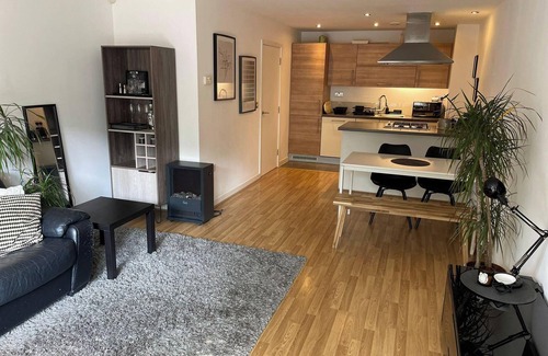 Tower Hamlets Apartment | Cosy one bedroom with roof terrace - London Charm