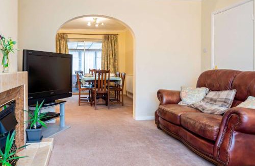 Swindon House | Cosy & Peaceful 2 Bed Home in Swindon with Parking