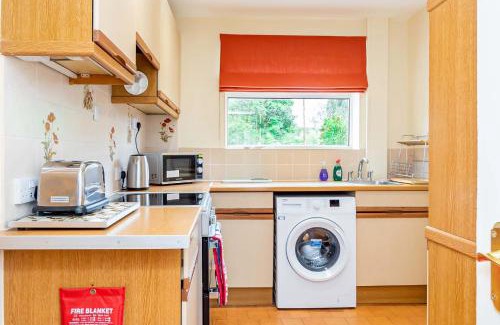 Swindon House | Cosy & Peaceful 2 Bed Home in Swindon with Parking