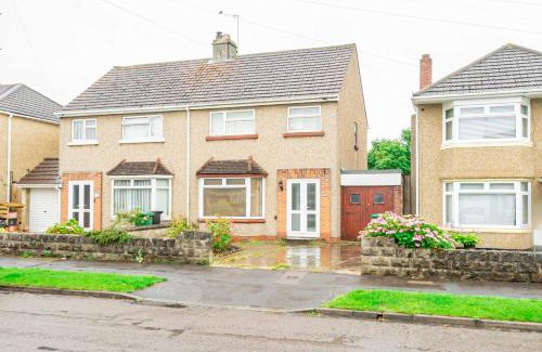 Swindon House | Cosy & Peaceful 2 Bed Home in Swindon with Parking