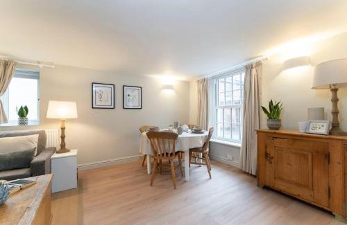 Montpellier House | Cosy & Peaceful Self Contained Home in Montpellier
