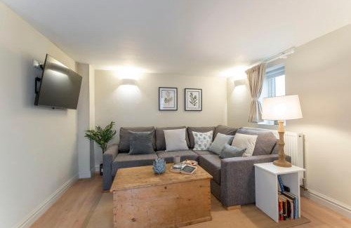 Montpellier House | Cosy & Peaceful Self Contained Home in Montpellier