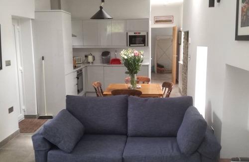 Margam House | Cosy pet friendly bungalow with free WiFi