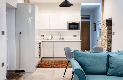 Margam House | Cosy pet friendly bungalow with free WiFi