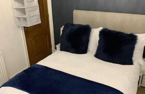 Hazel Grove Apartment | Cosy Private Apartment MCR Airport, Free Parking