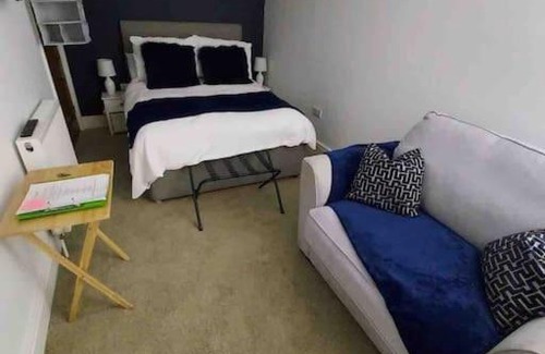 Hazel Grove Apartment | Cosy Private Apartment MCR Airport, Free Parking