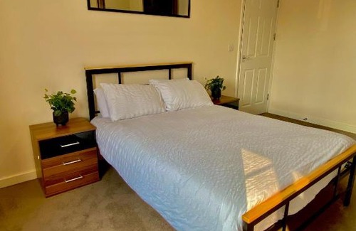 Thames Ditton House | Cosy Private Room with WiFi and all Streaming Platforms