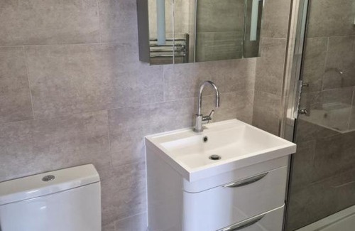 Thames Ditton House | Cosy Private Room with WiFi and all Streaming Platforms