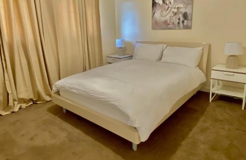 Thames Ditton House | Cosy Private Room with WiFi and all Streaming Platforms