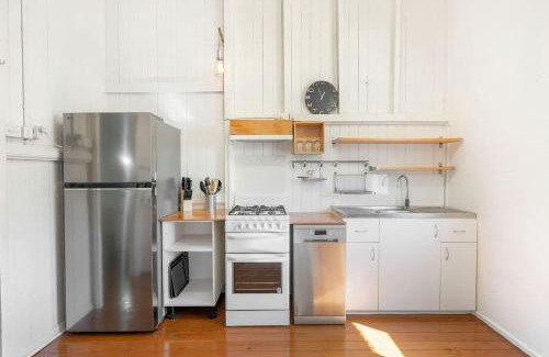 Urangan House | Cosy Queensland Charm - A Family, Friendly Cottage