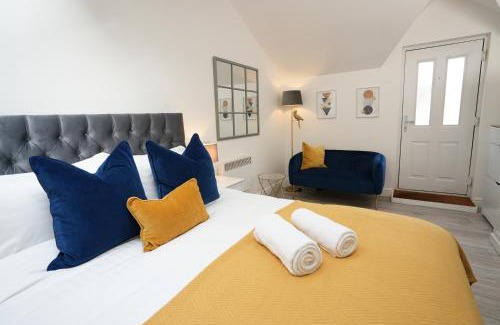Mill Road Apartment | Cosy & Quiet - KING BED, Central, Smart TV