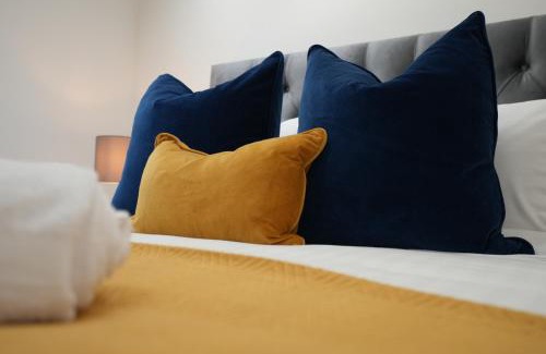 Mill Road Apartment | Cosy & Quiet - KING BED, Central, Smart TV