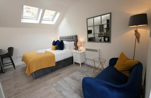 Mill Road Apartment | Cosy & Quiet - KING BED, Central, Smart TV