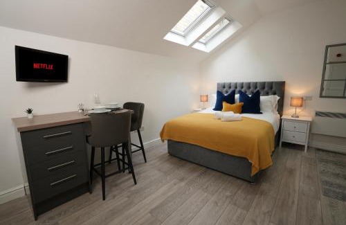 Mill Road Apartment | Cosy & Quiet - KING BED, Central, Smart TV