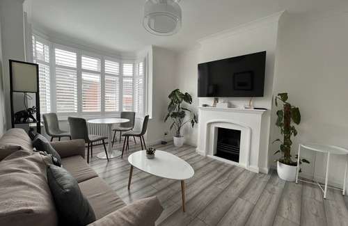 Figge's Marsh Apartment | Cosy Refurbished Apartment w/King Bed, Easy Transport to Central London