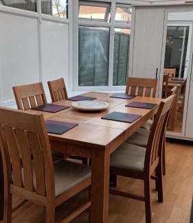 Harrow Weald Apartment | Cosy relaxing 4 bed Home with 2 parking Space