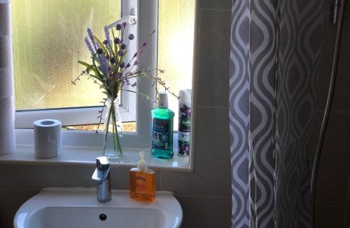 Harrow Weald Apartment | Cosy relaxing 4 bed Home with 2 parking Space