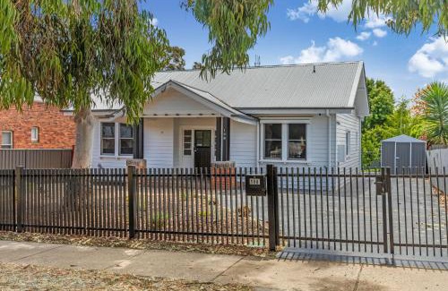 Bendigo House | COSY RETREAT ON FOREST - Offering 3 Comfortable Bedrooms - Sleeps Up to 6 - Please Note - If Booking for 5 or more guests all 3 rooms will be required