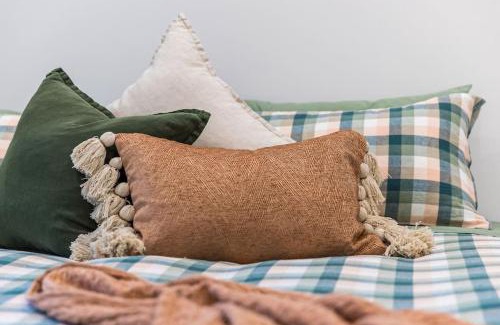 Bendigo House | COSY RETREAT ON FOREST - Offering 3 Comfortable Bedrooms - Sleeps Up to 6 - Please Note - If Booking for 5 or more guests all 3 rooms will be required
