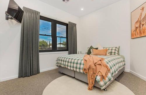 Bendigo House | COSY RETREAT ON FOREST - Offering 3 Comfortable Bedrooms - Sleeps Up to 6 - Please Note - If Booking for 5 or more guests all 3 rooms will be required