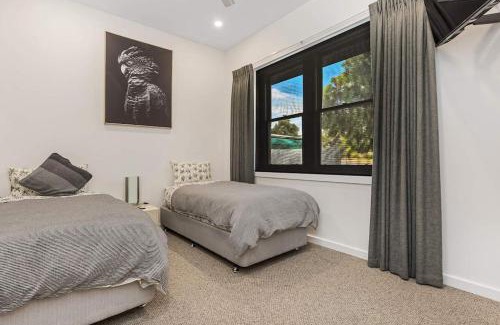 Bendigo House | COSY RETREAT ON FOREST - Offering 3 Comfortable Bedrooms - Sleeps Up to 6 - Please Note - If Booking for 5 or more guests all 3 rooms will be required