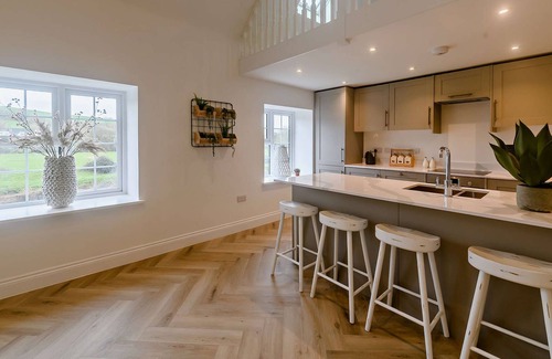 Westleigh Cottage | Cosy River Front Property -Swedish hot tub, bike and fish on the land!
