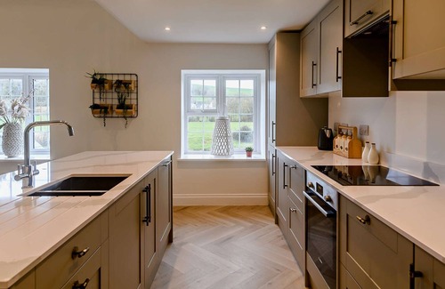 Westleigh Cottage | Cosy River Front Property -Swedish hot tub, bike and fish on the land!
