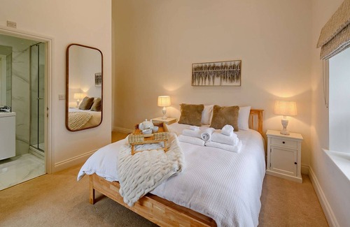 Westleigh Cottage | Cosy River Front Property -Swedish hot tub, bike and fish on the land!