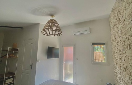 Saint-Martin-de-Crau Bed & Breakfast | Cosy room with exterior