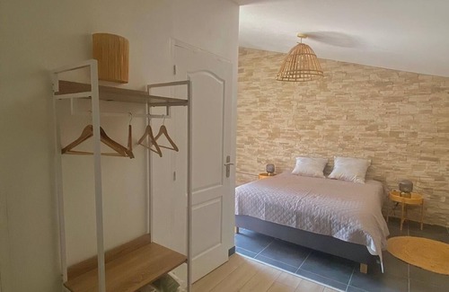 Saint-Martin-de-Crau Bed & Breakfast | Cosy room with exterior