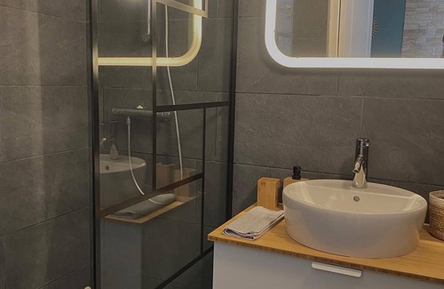 Saint-Martin-de-Crau Bed & Breakfast | Cosy room with exterior