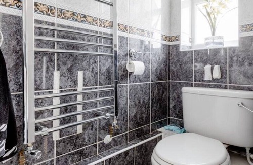 Cheshunt House | Cosy Room With Bathroom in Cheshunt