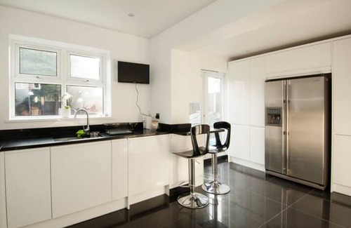 Cheshunt House | Cosy Room With Bathroom in Cheshunt