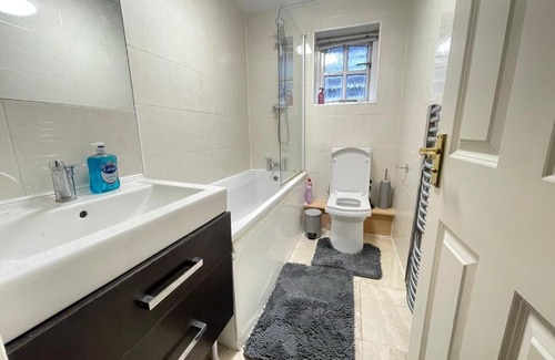 Eltham West House | Cosy Room with En-suite in Greenwich