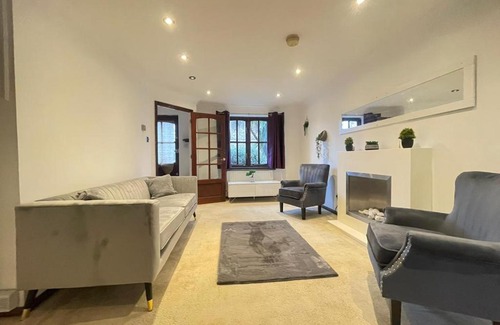 Eltham West House | Cosy Room with En-suite in Greenwich