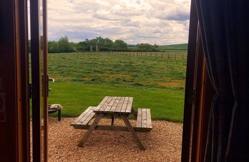 Grantham Cabin | Cosy Rural Cabin with Wood Fired Hot Tub