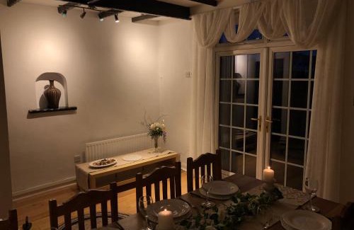 Bebington House | Cosy Rustic 3 bed cottage, great train links