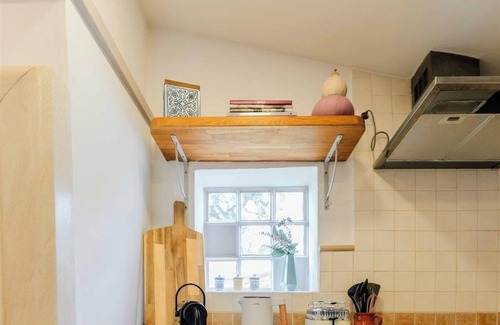 Outeiro da Cabeca Cottage | Cosy Rustic Cottage in a Rural setting.