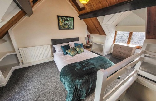 Cardigan House | Cosy seaside town cottage with private garden