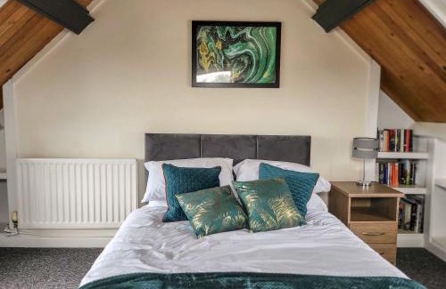 Cardigan House | Cosy seaside town cottage with private garden